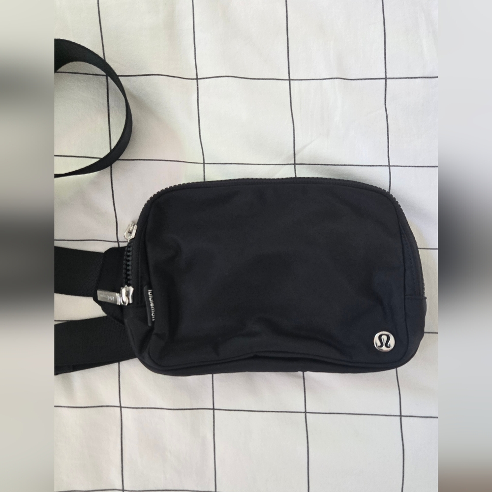 lululemon athletica 2L Everywhere Black Belt Bag